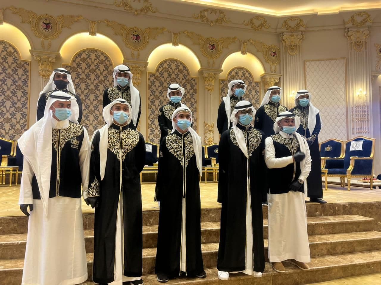 قهوجى حفلات بزي تقليدي يقدم قهوة عربية أصيلة