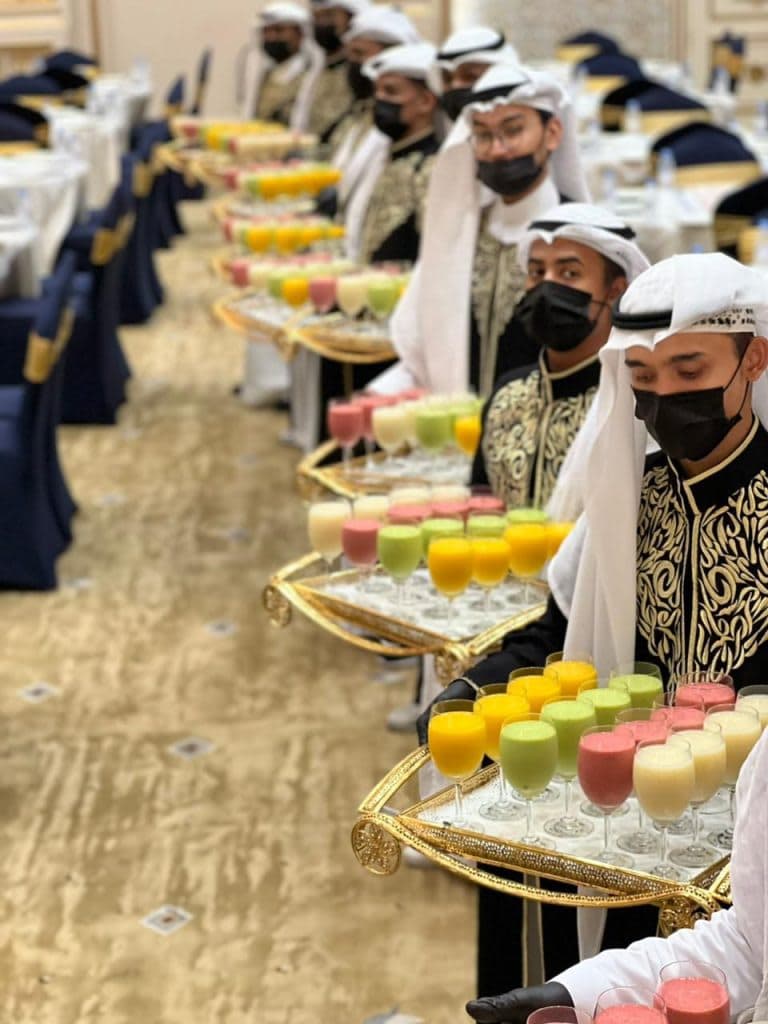 خدمة قهوجى حفلات محترف لتقديم القهوة العربية في الفعاليات